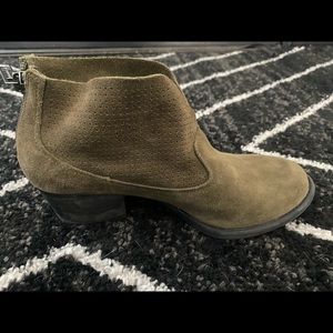 Jessica Simpson olive green booties size 5